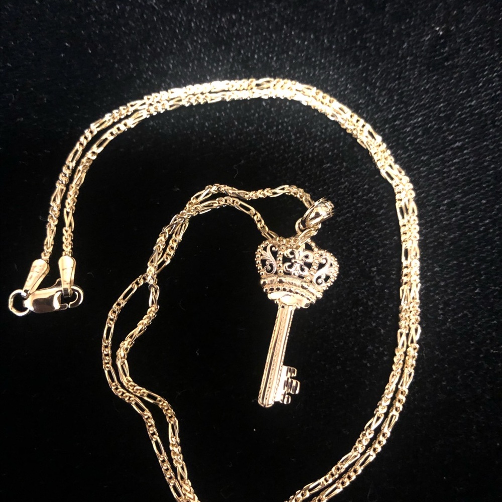 Gold Key/Crown Pendant With Gd Chain